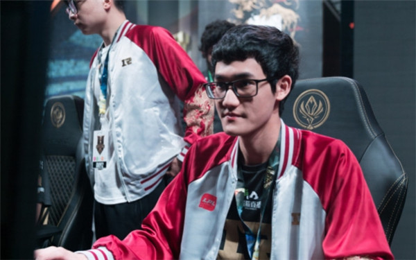 Karsa在湖人比赛中比赛局势复杂，出色发挥引发热议！观众掌声雷动的简单介绍-九游娱乐APP