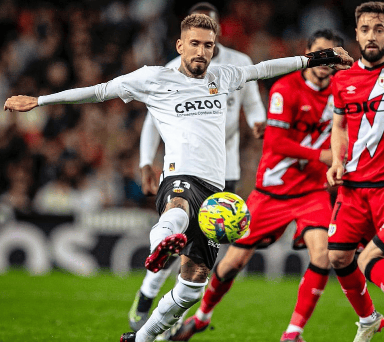 赛地聚焦——西甲冲刺阶段热度飙升；马德里竞技远射贴柱；话题不断；控场能力受关注的简单介绍-九游体育下载